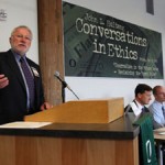 Mike Fancher leads the panel at the 2009 Hulteng Conversations in Ethics Conference. Photo from jcomm. uoregon.edu